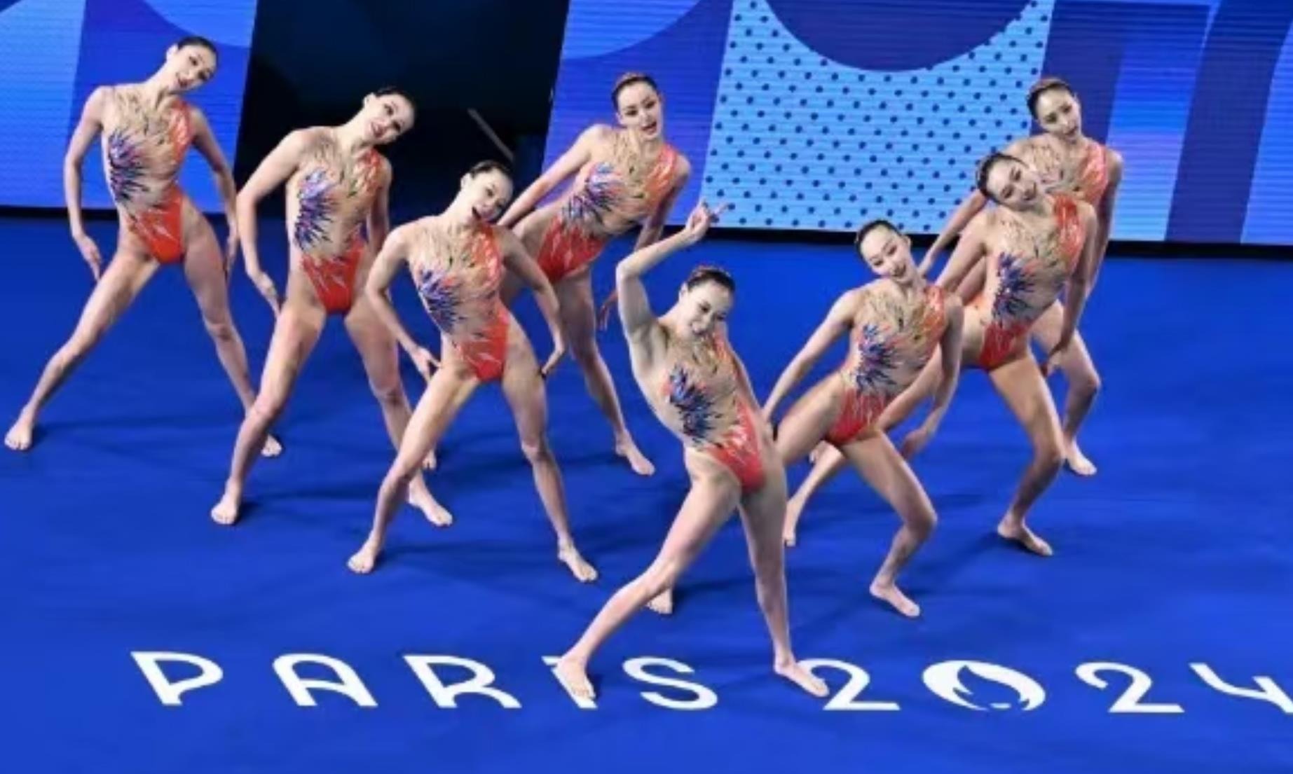 慢镜还原布朗尼秀强突隔扣2米11中锋：动作炸裂不输40岁老爹 太猛了